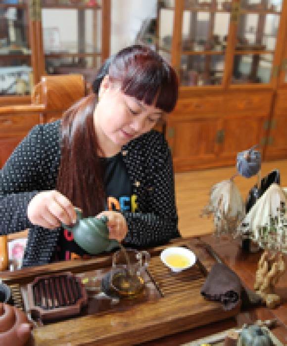 紫砂艺人潘金妹，高级工艺美术师