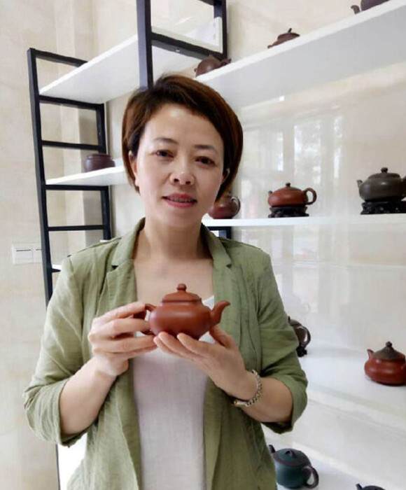 紫砂艺人熊反英，助理工艺美术师