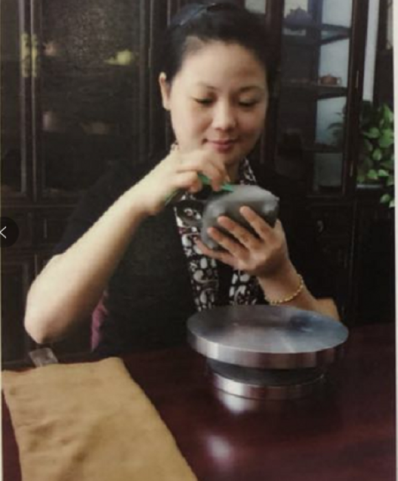紫砂艺人王亚玲，工艺美术员