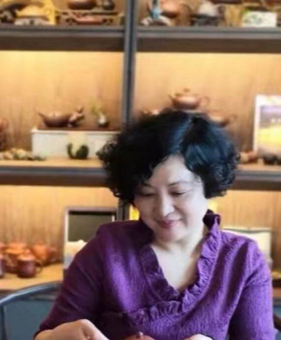 紫砂艺人王亚群，助理工艺美术师