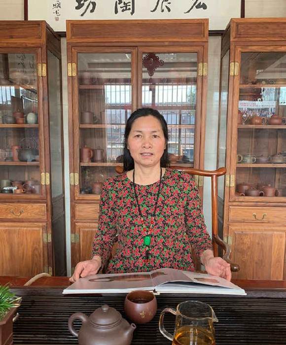紫砂艺人王仲英，助理工艺美术师