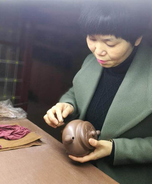 紫砂艺人王侠，助理工艺美术师