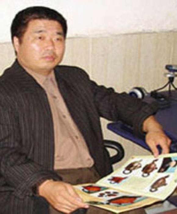 紫砂艺人王六初，高级工艺美术师（乡土人才评审获得）