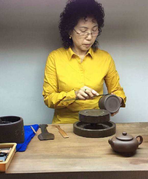 紫砂艺人王凤盘，工艺美术师