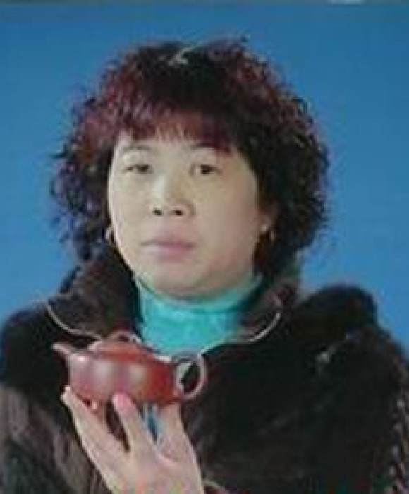 紫砂艺人王建英，助理工艺美术师