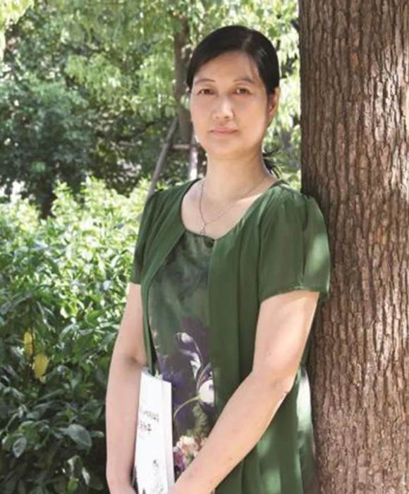 紫砂艺人王新妹，正高级工艺美术师