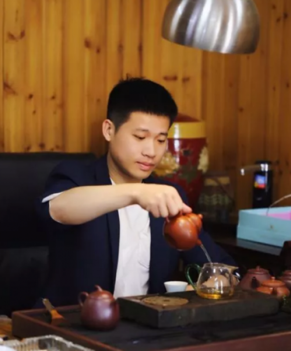 紫砂艺人王新春，工艺美术员