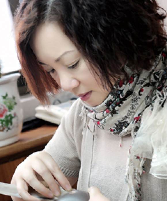 紫砂艺人王桂芬，正高级工艺美术师（乡土人才评审获得）