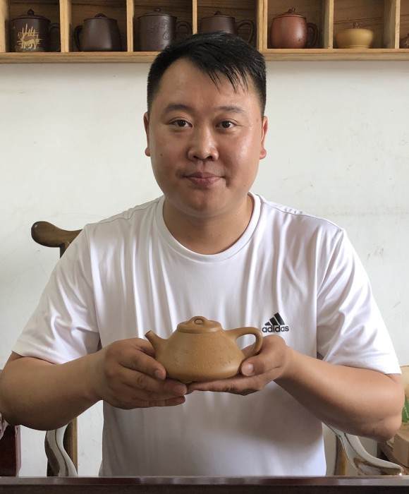紫砂艺人王正俗，助理工艺美术师