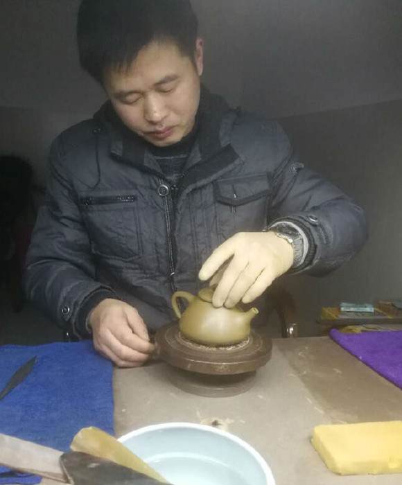 紫砂艺人王永伟，工艺美术员