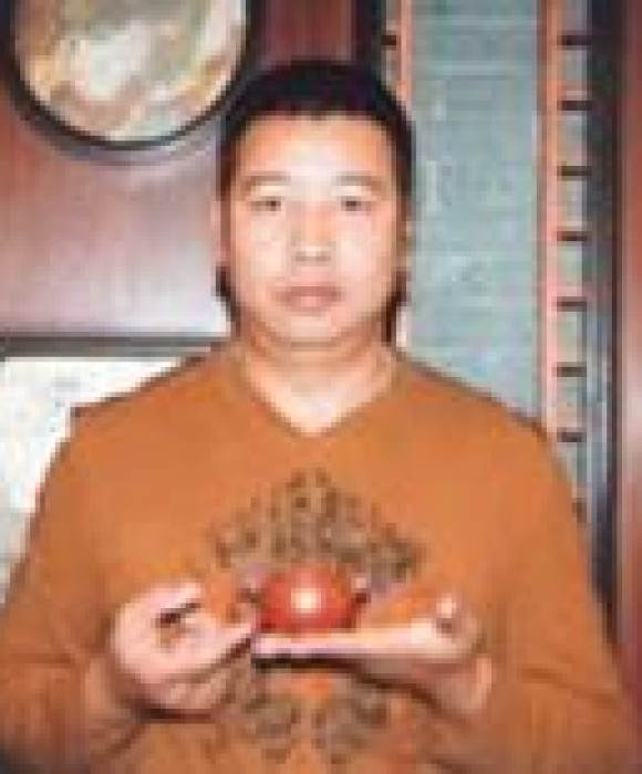 紫砂艺人王浩平，助理工艺美术师