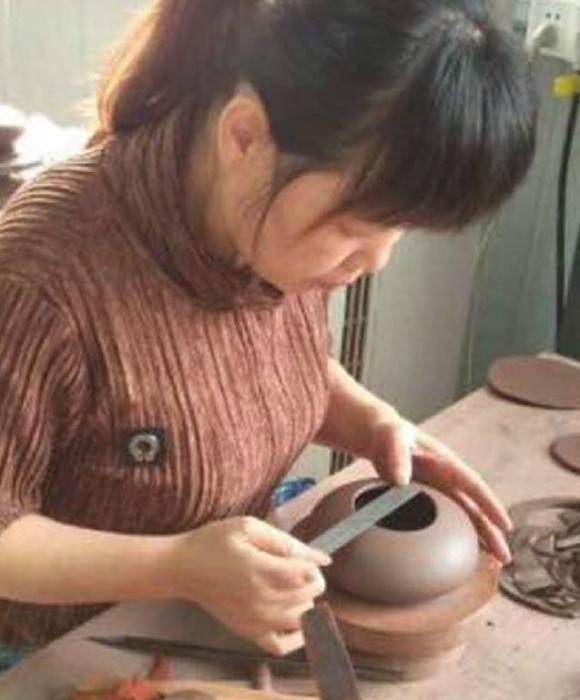 紫砂艺人王赛红，高级工艺美术师