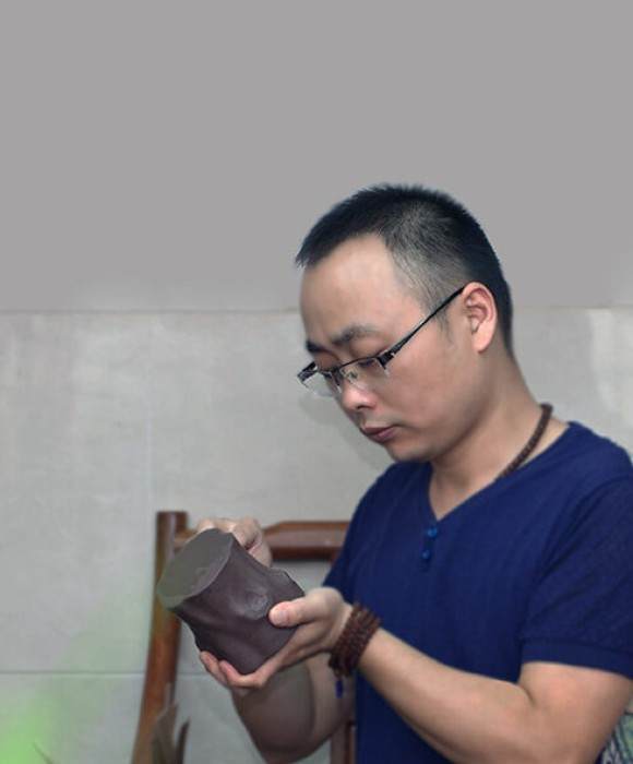 紫砂艺人王雪锋，高级工艺美术师（乡土人才评审获得）