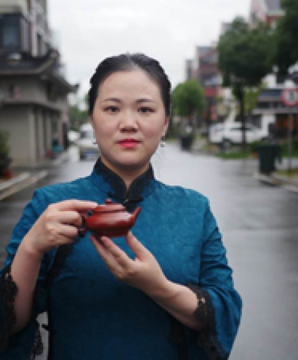 紫砂艺人田玲，助理工艺美术师