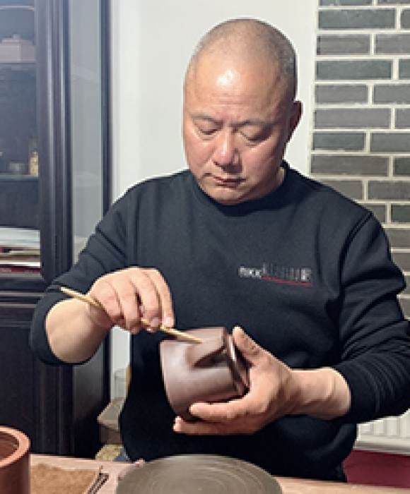 紫砂艺人白福成，助理工艺美术师