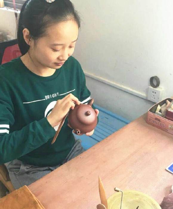 紫砂艺人白秀莲，工艺美术师