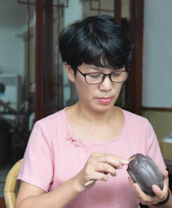 紫砂艺人盛听凤，正高级工艺美术师