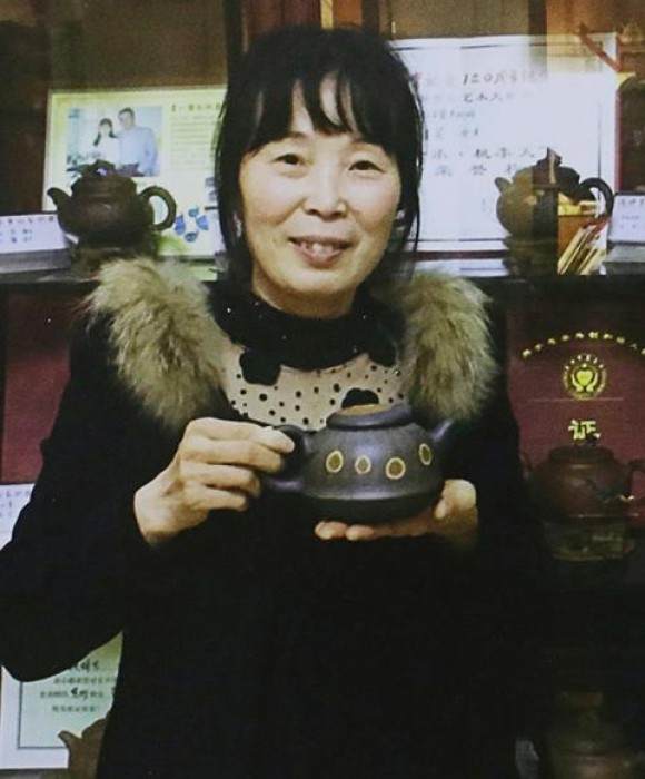 紫砂艺人盛荷芬，助理工艺美术师