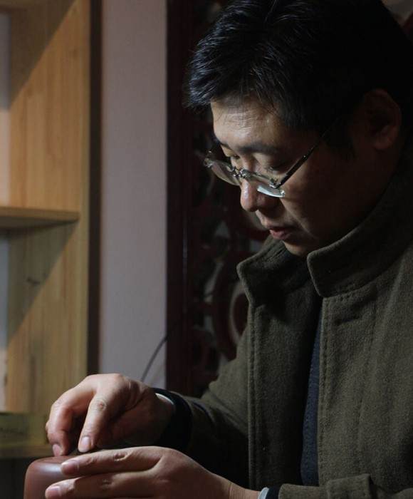 紫砂艺人石润荣，助理工艺美术师