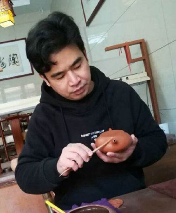 紫砂艺人程军海，助理工艺美术师