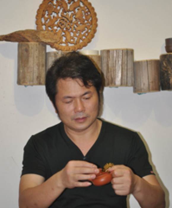 紫砂艺人章作定，高级工艺美术师