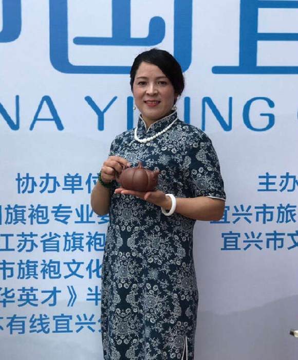 紫砂艺人管银芳，高级工艺美术师