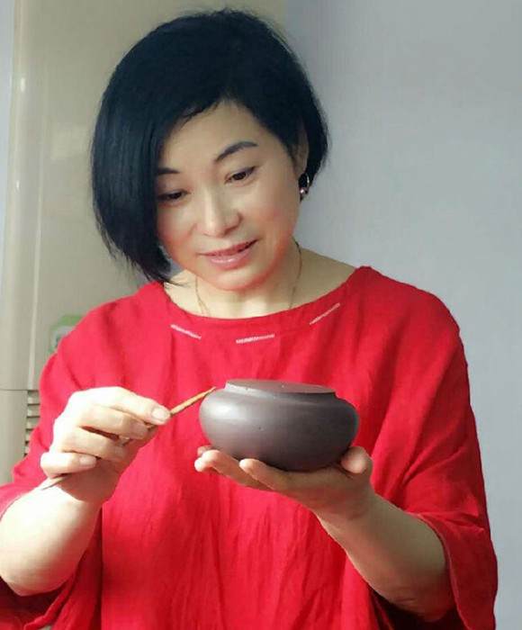 紫砂艺人管阿娣，助理工艺美术师