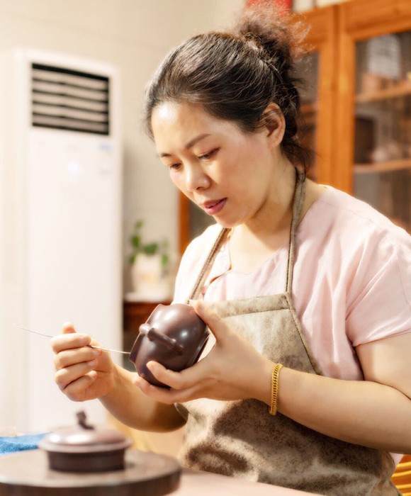 紫砂艺人羊玉琴，工艺美术师