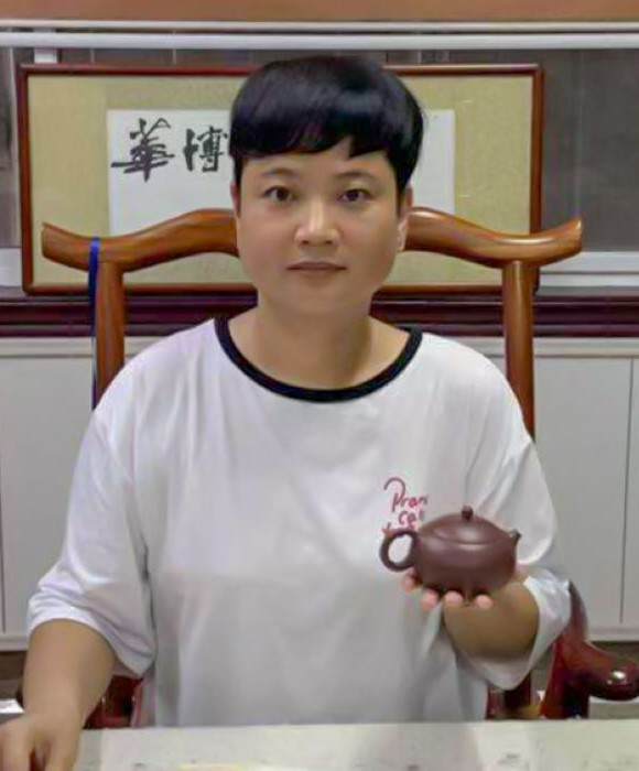 紫砂艺人翟叶君，助理工艺美术师