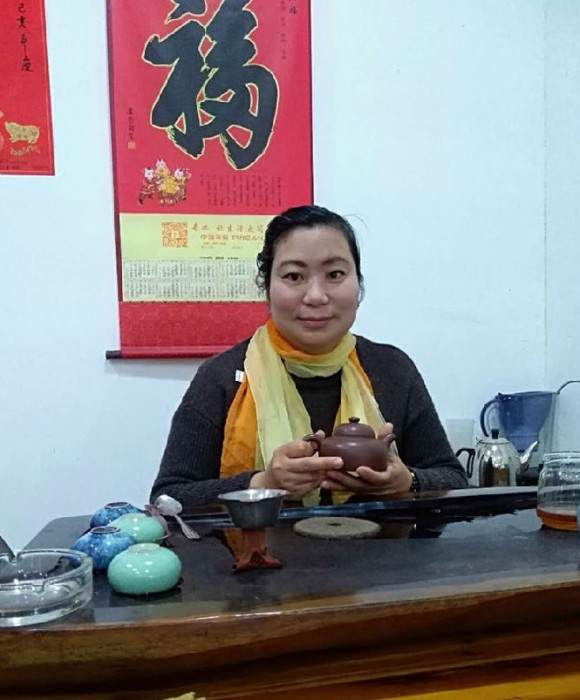紫砂艺人胡丽琴，助理工艺美术师