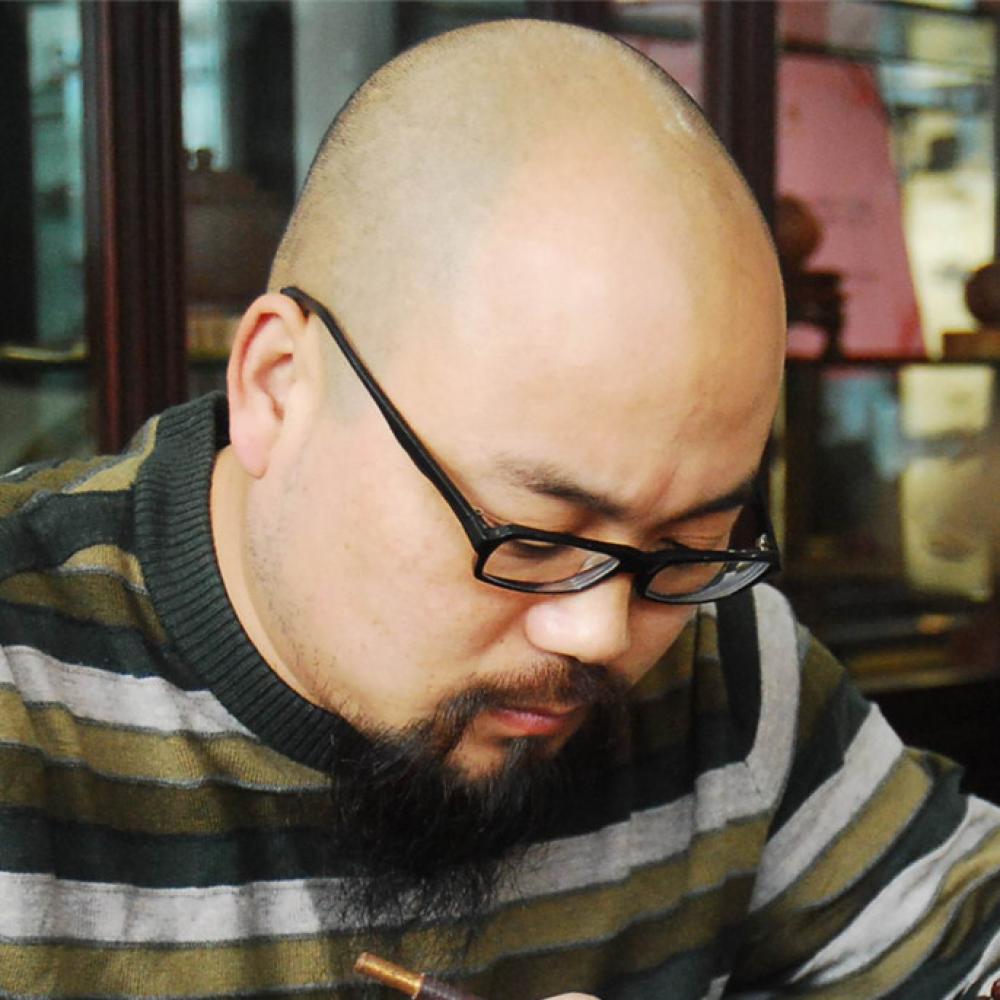 紫砂艺人胡春福，高级工艺美术师（乡土人才评审获得）