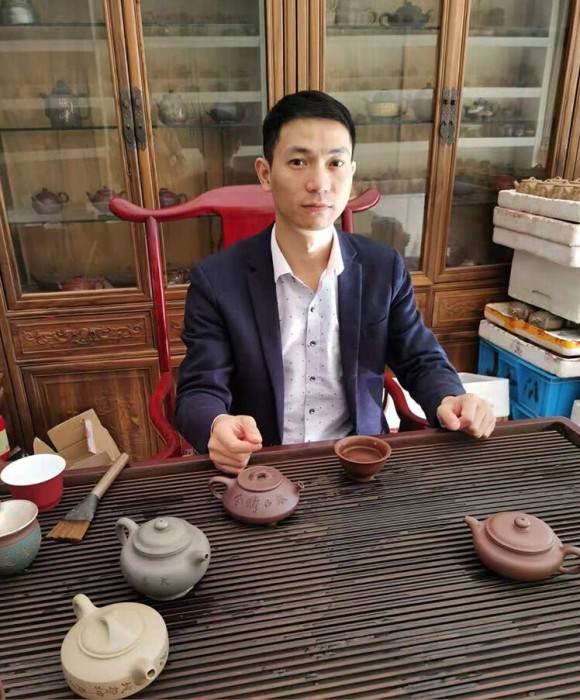 紫砂艺人艾越巍，工艺美术师