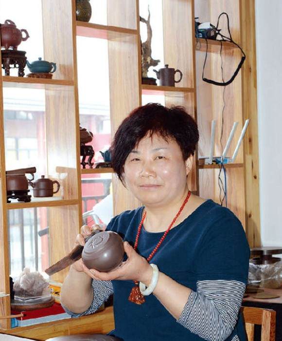紫砂艺人芦士娟，助理工艺美术师