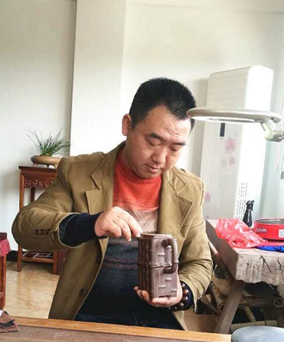 紫砂艺人苏小东，工艺美术师