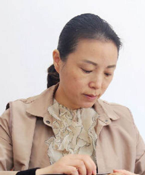 紫砂艺人苗淑芬，工艺美术师