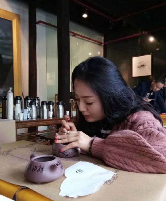 紫砂艺人范丽英，高级工艺美术师