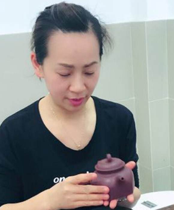 紫砂艺人范丽静，高级工艺美术师