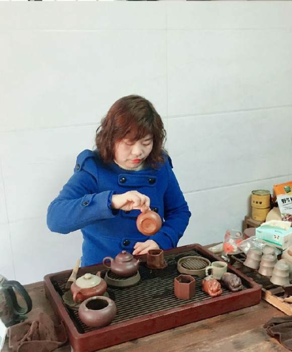 紫砂艺人范云霞，工艺美术师