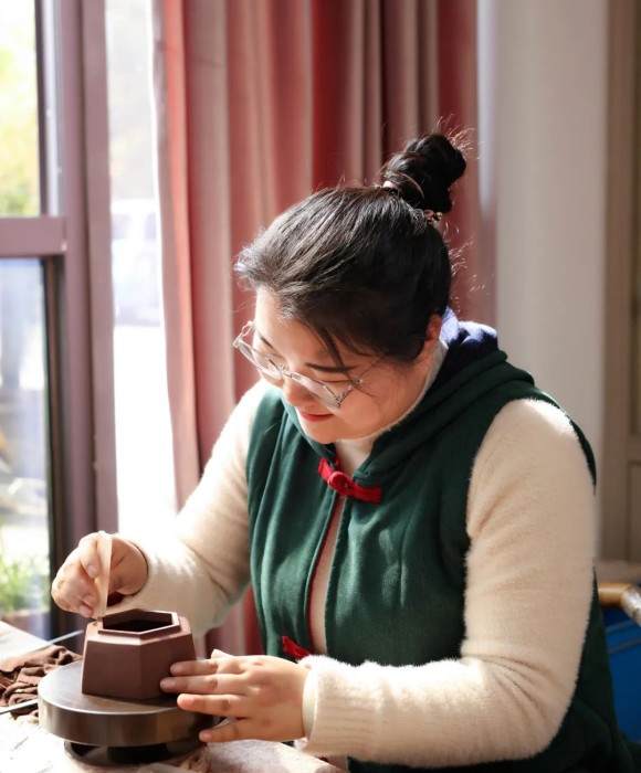 紫砂艺人范勤，助理工艺美术师