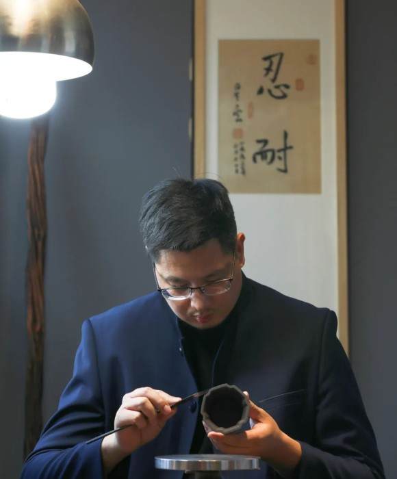 紫砂艺人范吉，工艺美术师