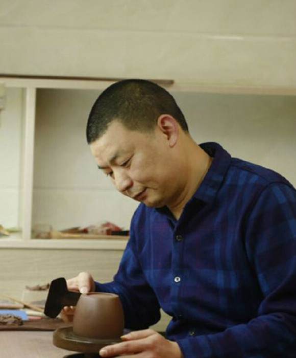 紫砂艺人范学敏，助理工艺美术师