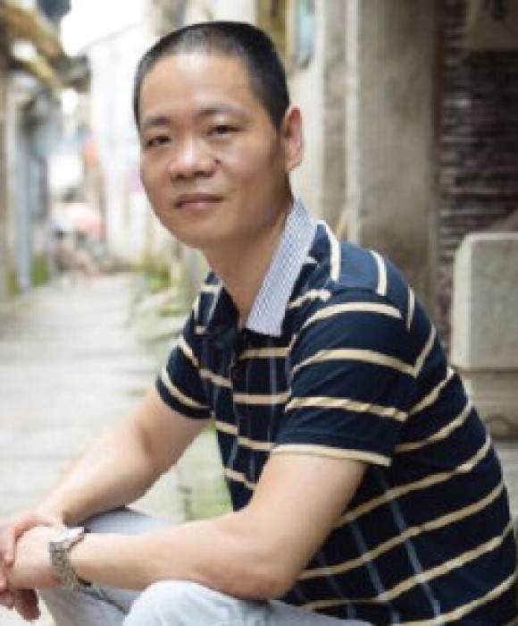 紫砂艺人范小中，正高级工艺美术师