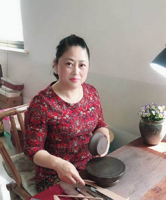 紫砂艺人范小兰，助理工艺美术师