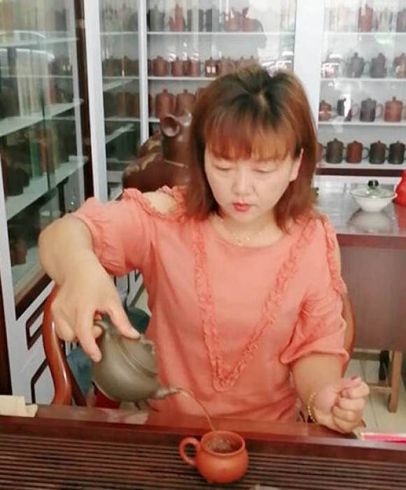 紫砂艺人范小琴，助理工艺美术师