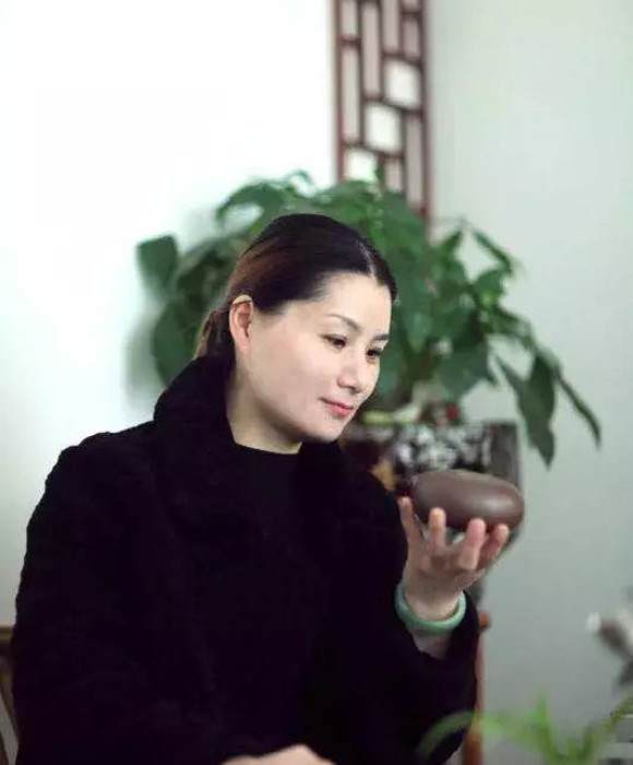 紫砂艺人范小芬，助理工艺美术师