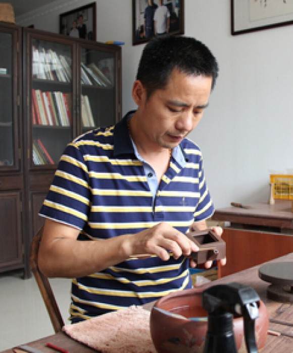 紫砂艺人范建中，正高级工艺美术师（乡土人才评审获得）