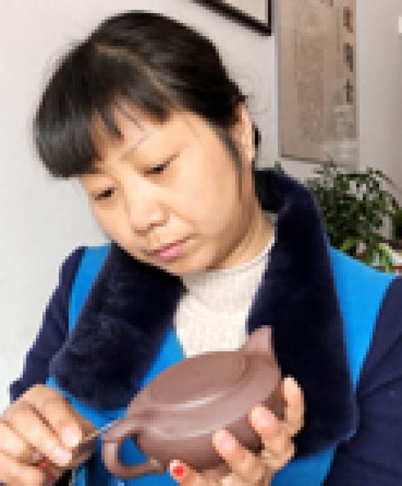 紫砂艺人范彩勤，高级工艺美术师