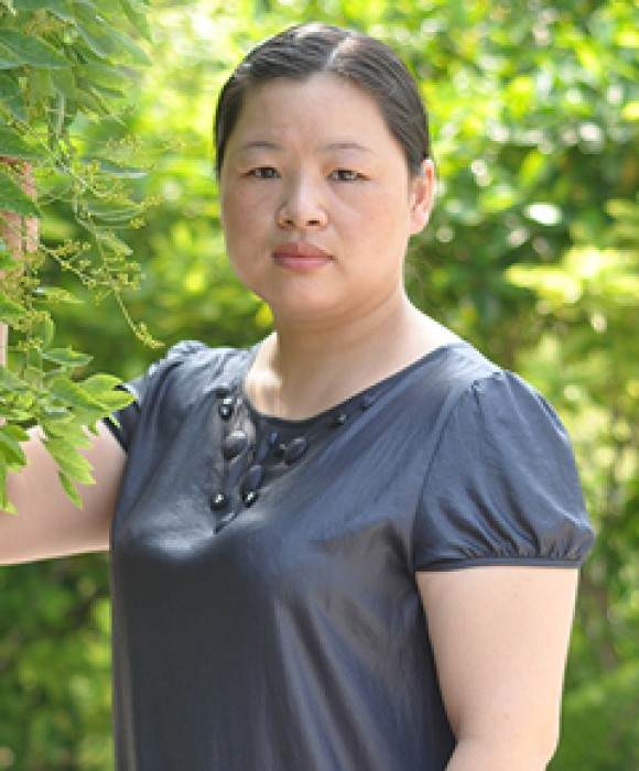 紫砂艺人范微琴，高级工艺美术师