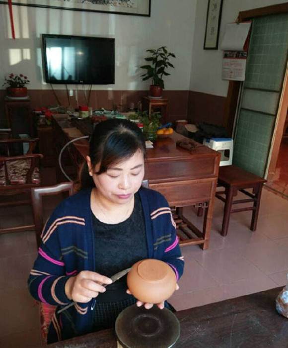 紫砂艺人范志敏，助理工艺美术师