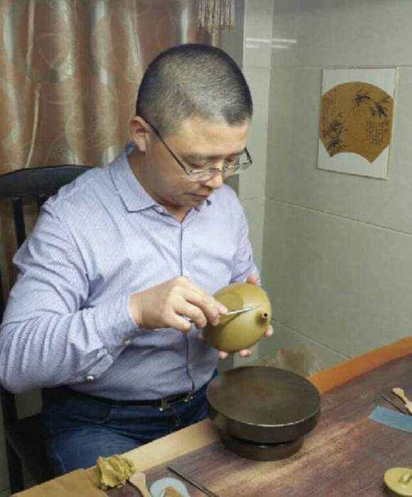 紫砂艺人范忠明，助理工艺美术师